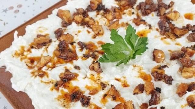 Yoğurtla Bütünleşmiş: Ceviz Soslu Kereviz Salatası