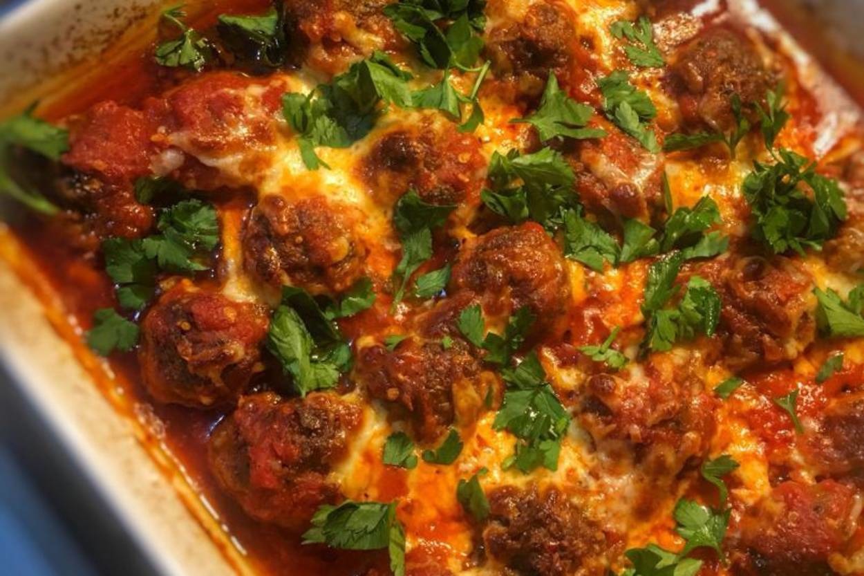 Tadından Yenmez: Fırında Domates Soslu Köfte