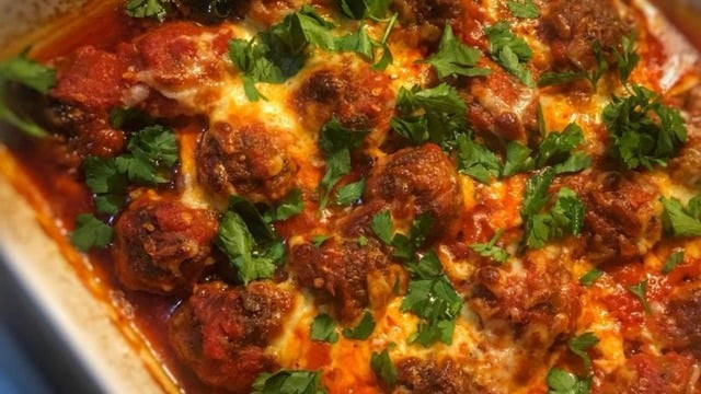 Tadından Yenmez: Fırında Domates Soslu Köfte
