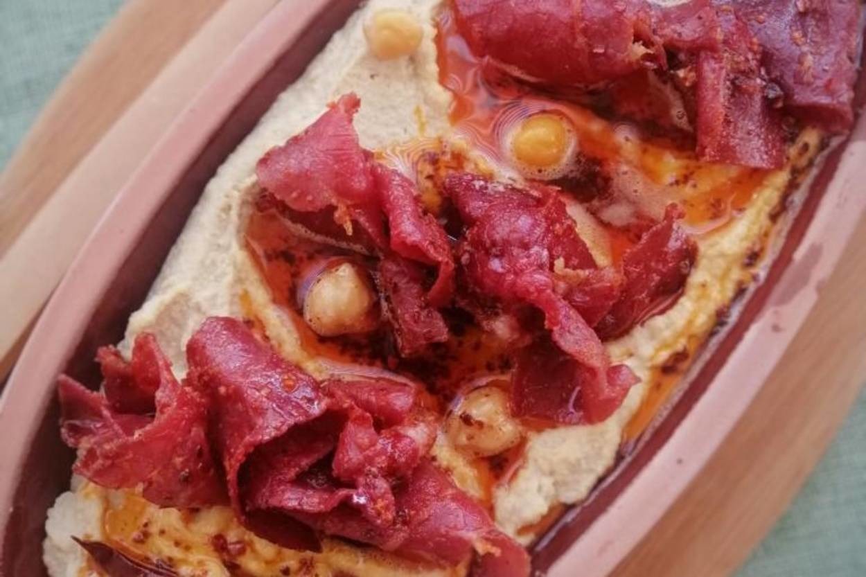 Ana Yemekten Rol Çalabilir: Pastırmalı Humus