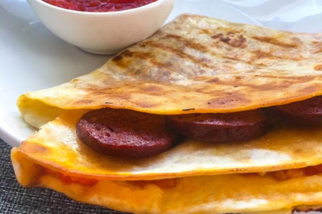 Yeni Tost Tarzımız: Sucuklu Tortilla Tost