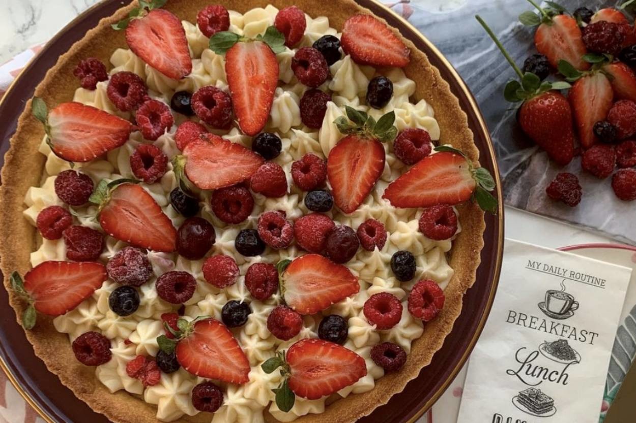 Rengarenk Görünümüyle: Kırmızı Meyveli Tart
