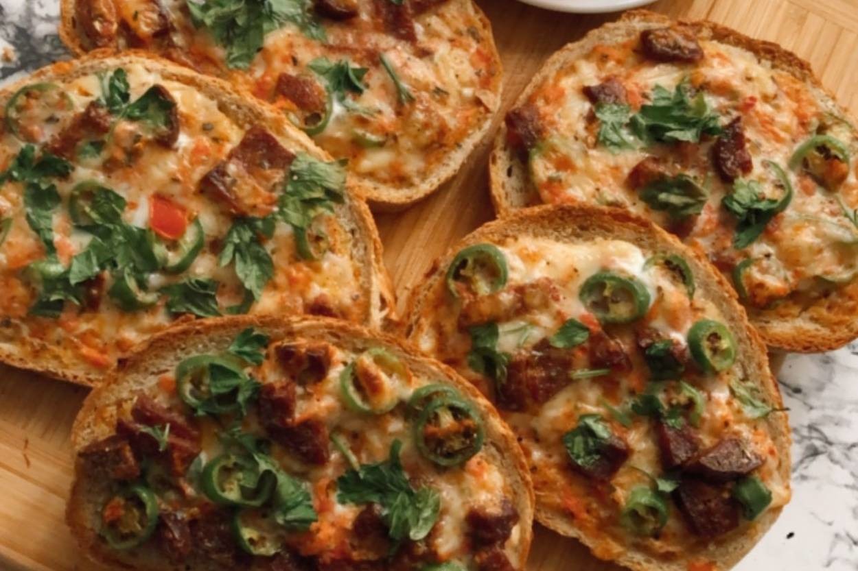 Kahvaltıya Öğle Arasına: Ekmek Pizzası