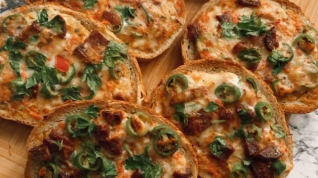 Kahvaltıya Öğle Arasına: Ekmek Pizzası