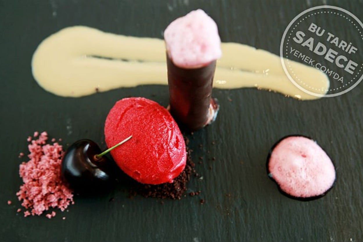 Hilton Bomonti The Globe Restaurant’tan: Tahin Soslu, Vişne Dondurmalı Çikolata Tüp