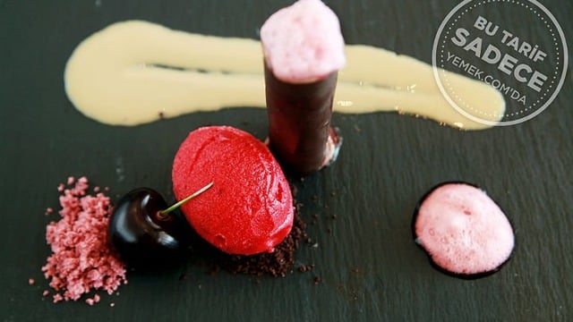 Hilton Bomonti The Globe Restaurant’tan: Tahin Soslu, Vişne Dondurmalı Çikolata Tüp