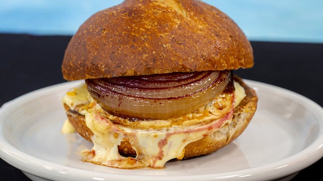 Bol Aromalı: Soğanlı Cheeseburger