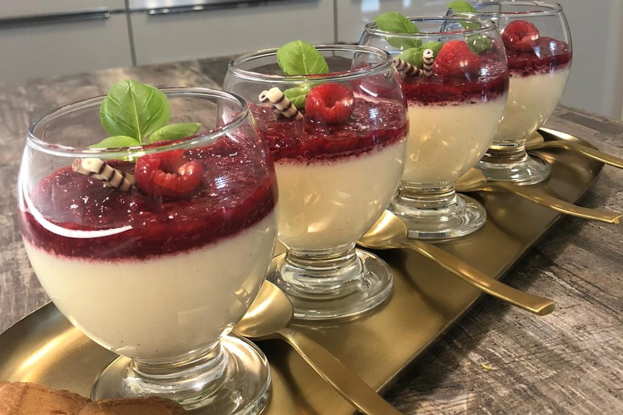 Enfes Dokulu: Frambuazlı Panna Cotta