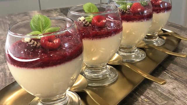 Enfes Dokulu: Frambuazlı Panna Cotta