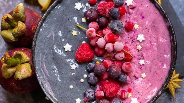 Ev Yapımı: 2 Renkli Smoothie Kasesi