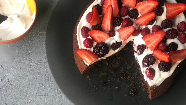 Tatlı ve Ekşinin Uyumu: Brownie Berry Pizza
