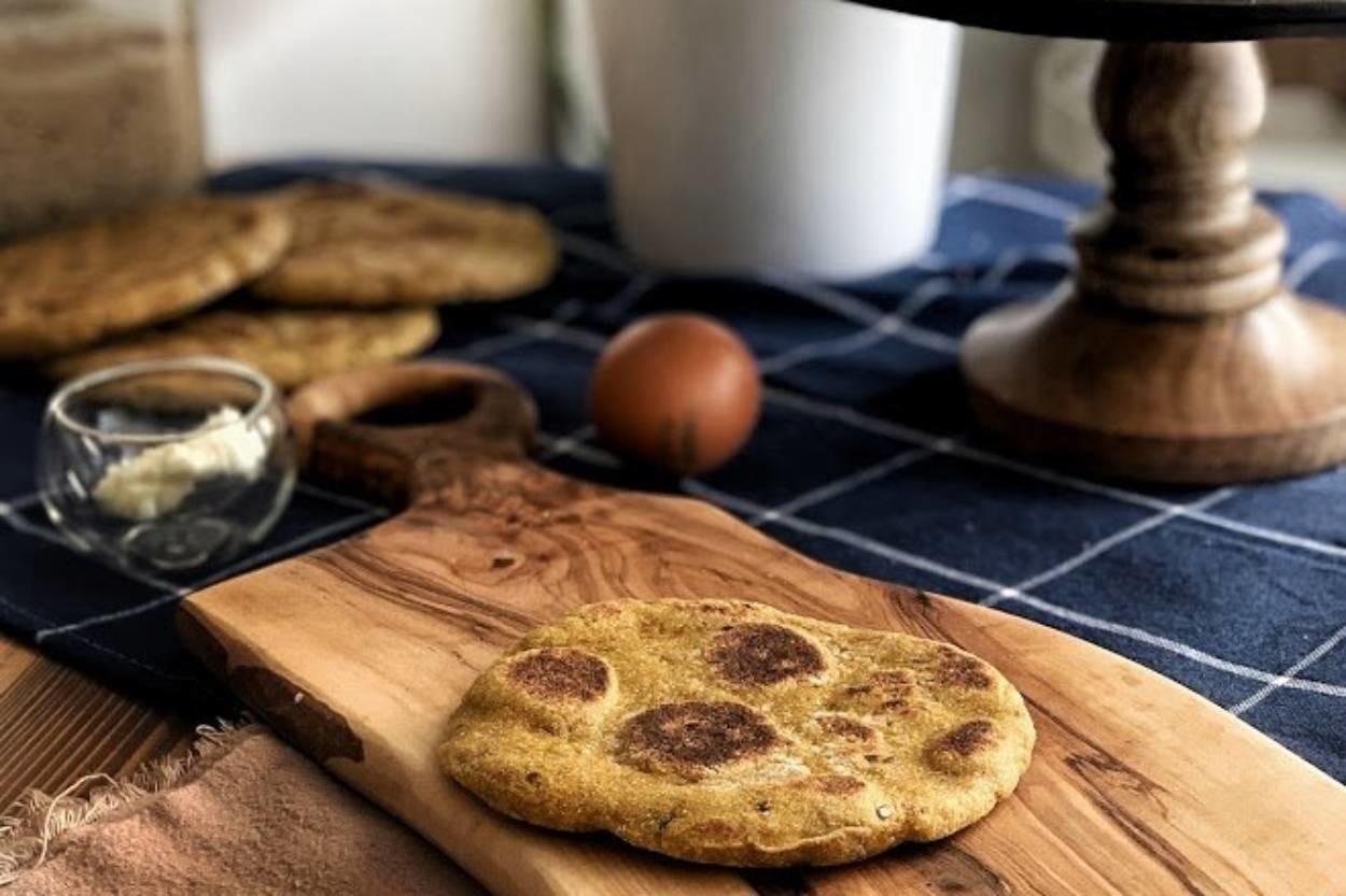 Zerdeçallı Keten Tohumlu: Ekşi Mayalı Bazlama Ekmek
