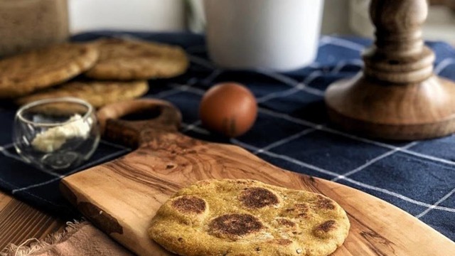 Zerdeçallı Keten Tohumlu: Ekşi Mayalı Bazlama Ekmek