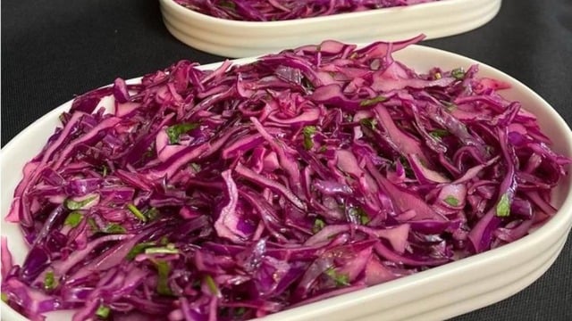 Her Yemeğin Yanına: Mor Lahana Turşusu