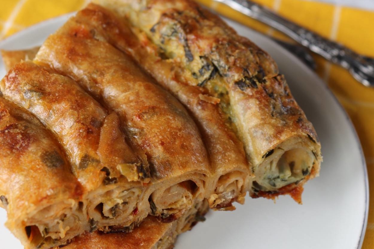 Yemelere Doyum Olmayan: Pırasalı El Açması Börek