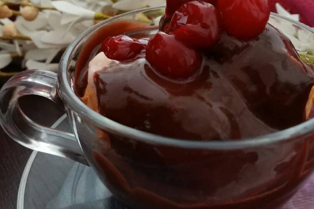 Mayhoşluğu Seviye Atlatır: Vişneli Profiterol