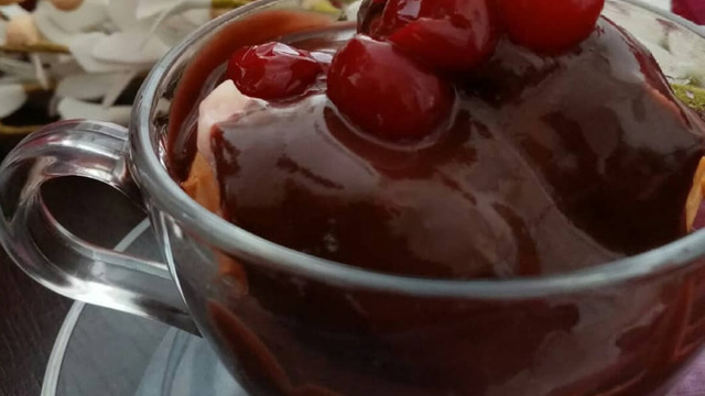 Mayhoşluğu Seviye Atlatır: Vişneli Profiterol