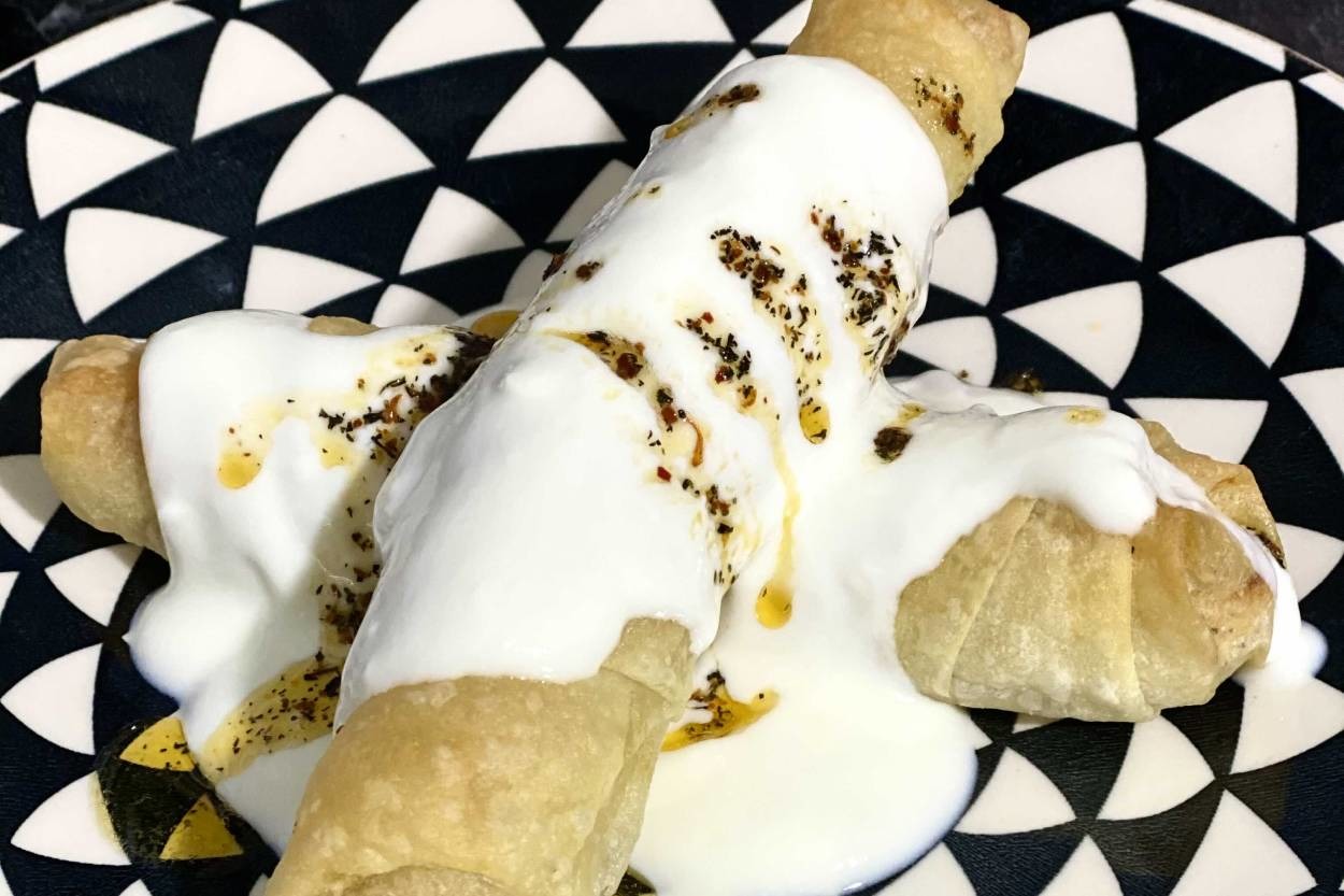 Sarımsaklı Yoğurtla Birlikte: Tavuklu Garnitürlü Börek