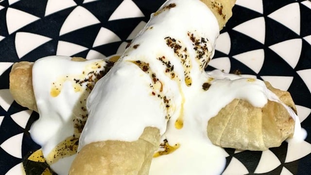 Sarımsaklı Yoğurtla Birlikte: Tavuklu Garnitürlü Börek