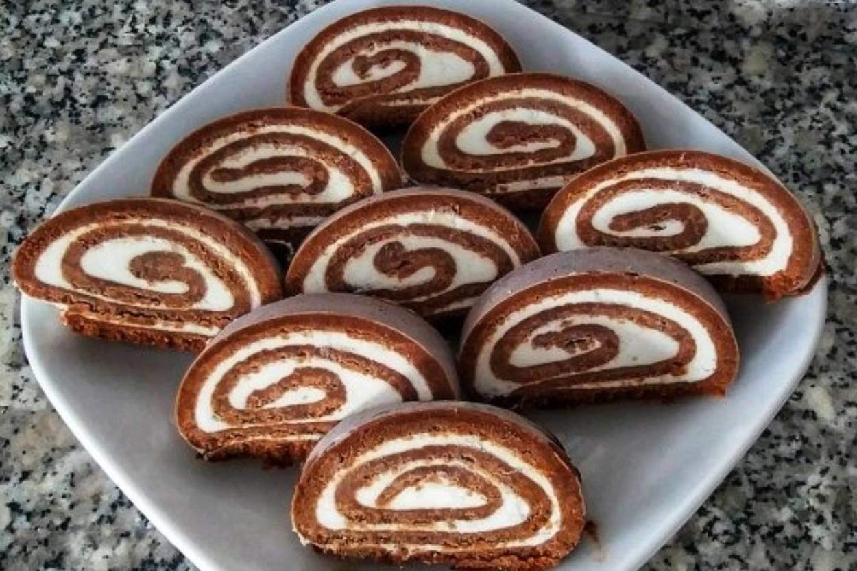 İkramlık Lezzet: Bayat Kekten Rulo Pasta