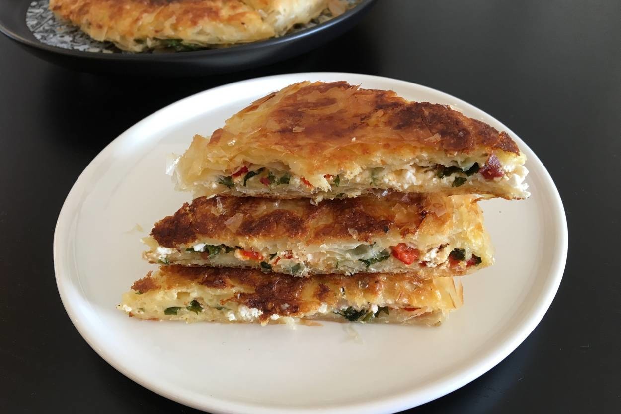 Çay Demlensin: Baklavalık Yufkadan Tava Böreği