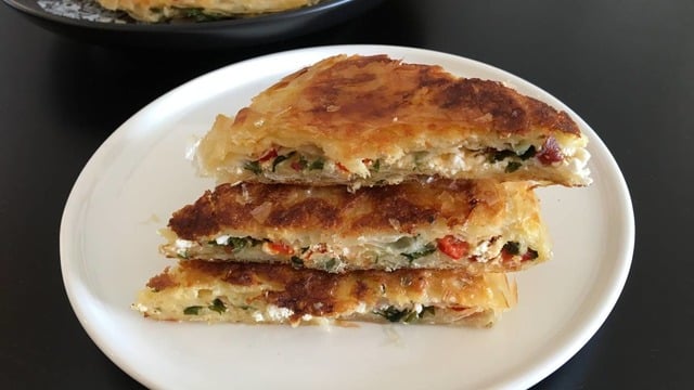 Çay Demlensin: Baklavalık Yufkadan Tava Böreği