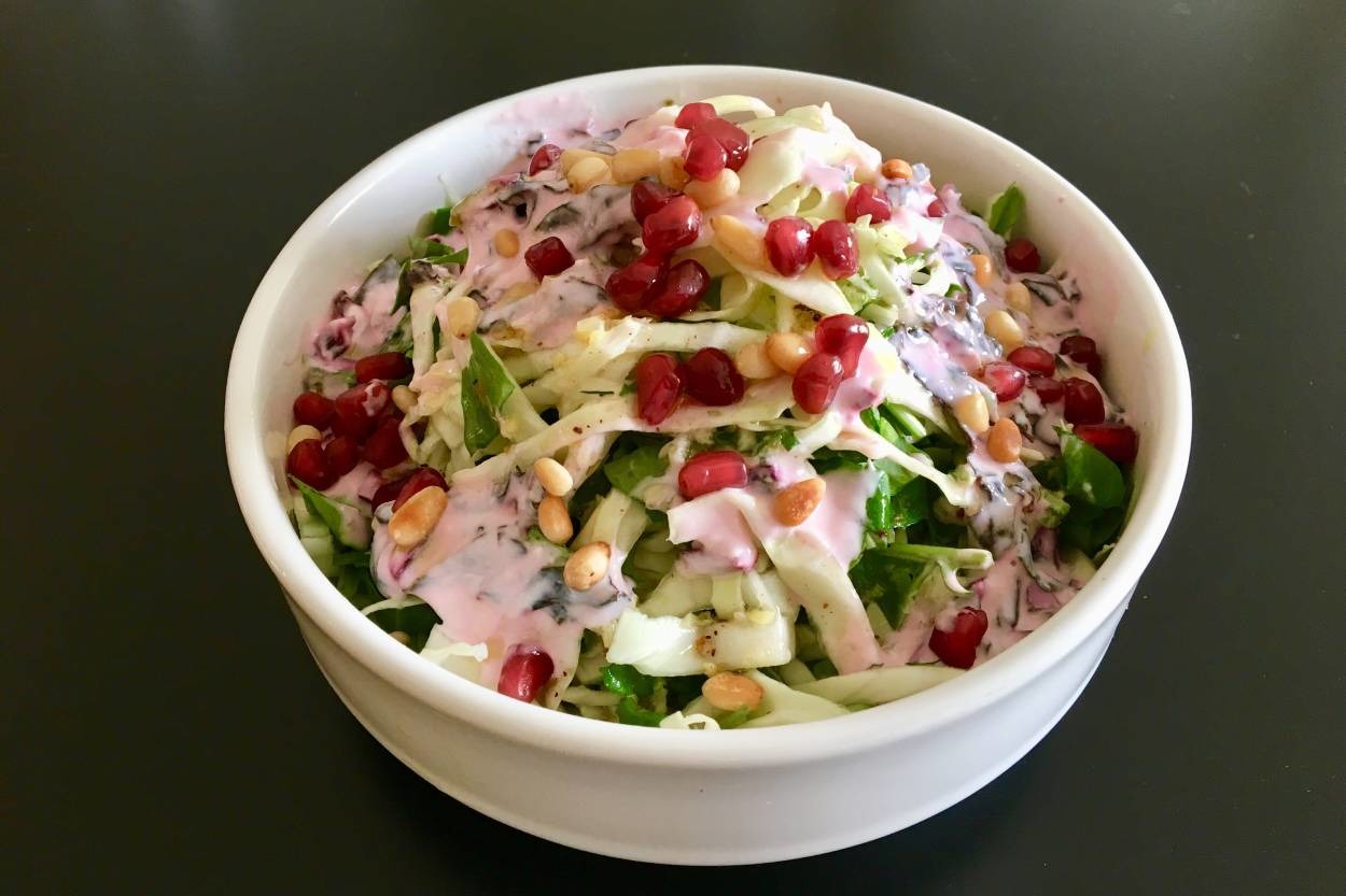 Enfes Sosuyla: Yeşil Elmalı Beyaz Lahana Salatası