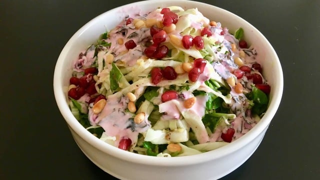 Enfes Sosuyla: Yeşil Elmalı Beyaz Lahana Salatası