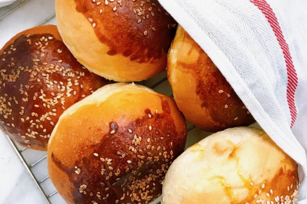 Malzemeleri Toparlayın: Pofuduk Hamburger Ekmeği