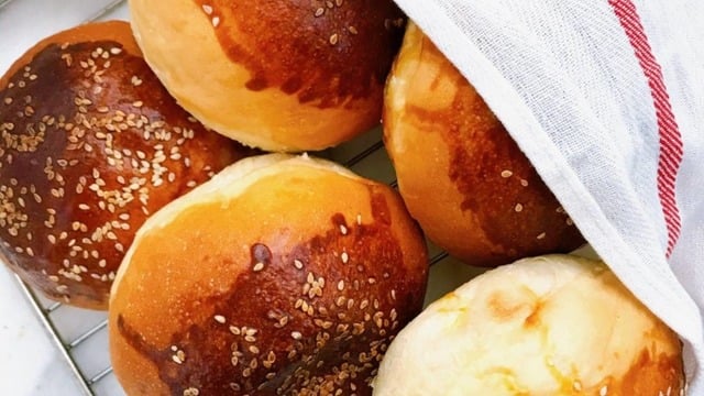 Malzemeleri Toparlayın: Pofuduk Hamburger Ekmeği