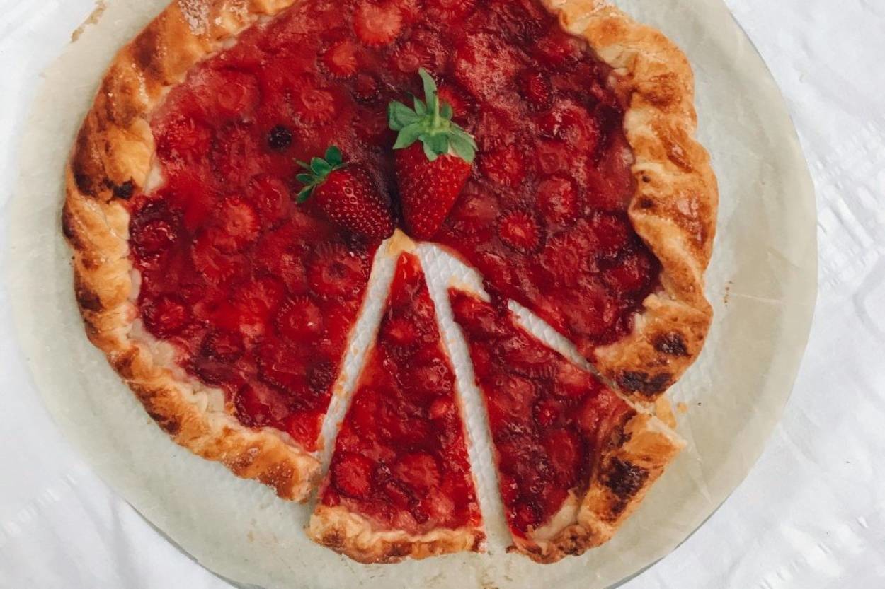 Tatlı Krizlerinize: Pratik Çilekli Galette