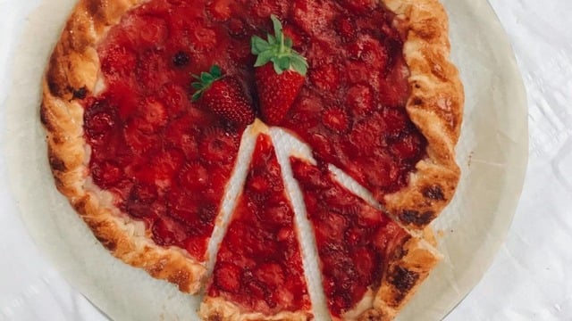 Tatlı Krizlerinize: Pratik Çilekli Galette