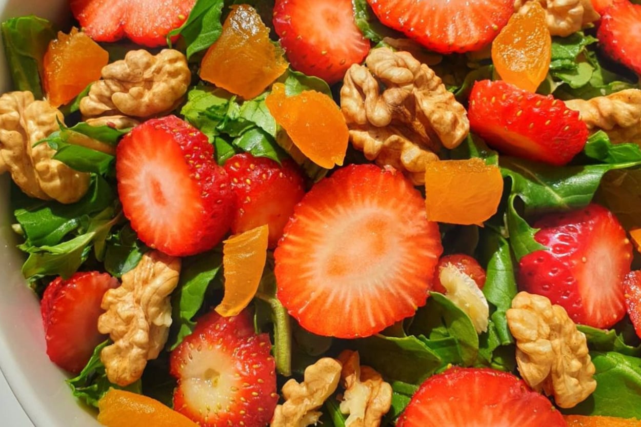 Her Tadı Barındırır: Çilekli Roka Salatası