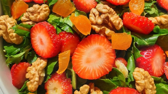 Her Tadı Barındırır: Çilekli Roka Salatası