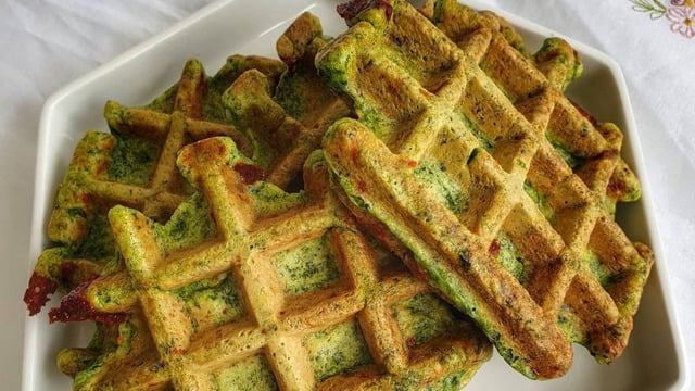 Alternatif Arayanlara: Ispanaklı Tuzlu Waffle