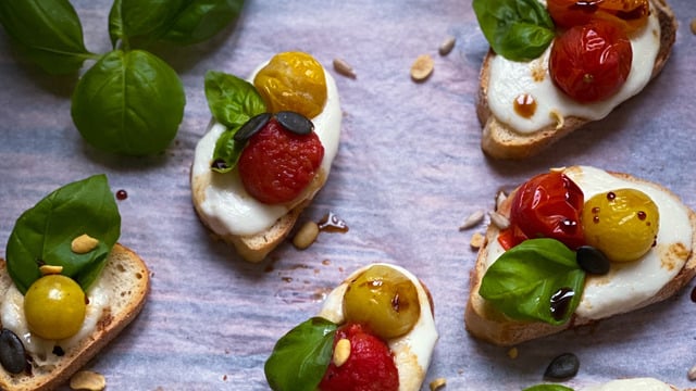 Peynirli ve Fırınlanmış Domatesli: Ekmek Üstü Atıştırmalık