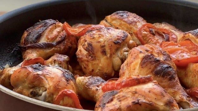 Haşlama Derdi Yok: Fırında Soslu Tavuk ve Elma Dilim Patates