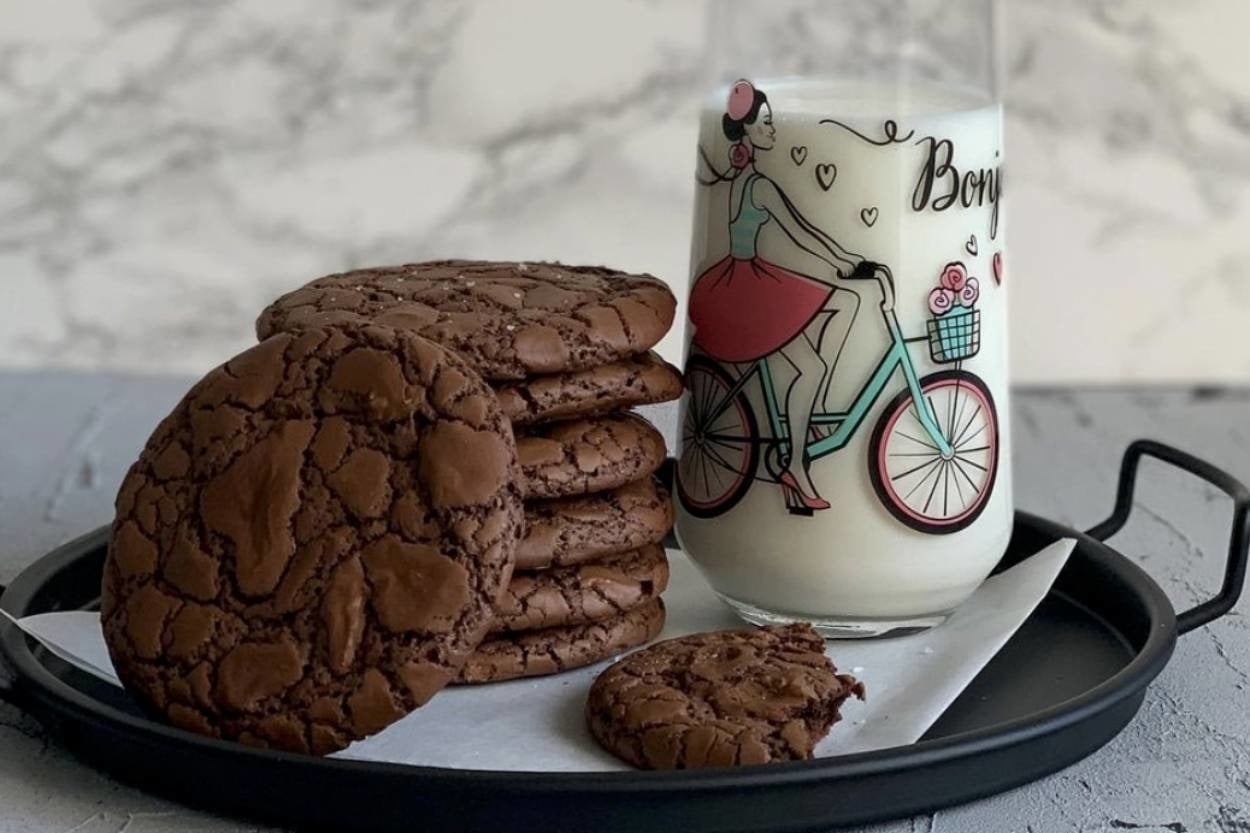 Çatlak Dokulu: Bol Çikolatalı Brownie Kurabiye