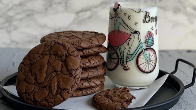 Çatlak Dokulu: Bol Çikolatalı Brownie Kurabiye