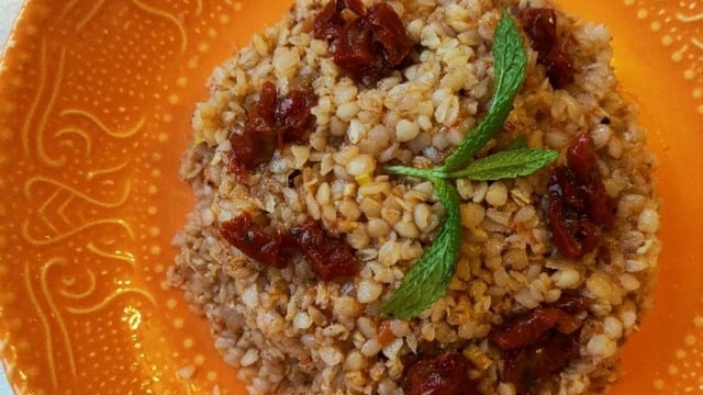 Greçka Diye Bilinen: Domatesli Karabuğday Pilavı