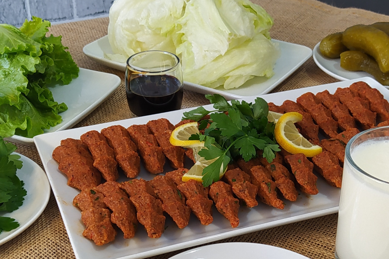 Robotta veya Yoğurarak: Pratik Ev Çiğ Köftesi