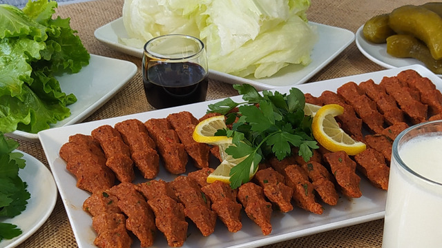 Robotta veya Yoğurarak: Pratik Ev Çiğ Köftesi