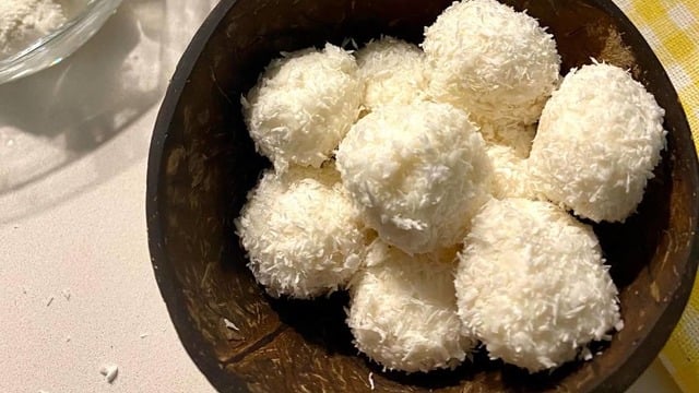 Hem de Şekersiz: 3 Malzemeli Hindistan Cevizi Topları