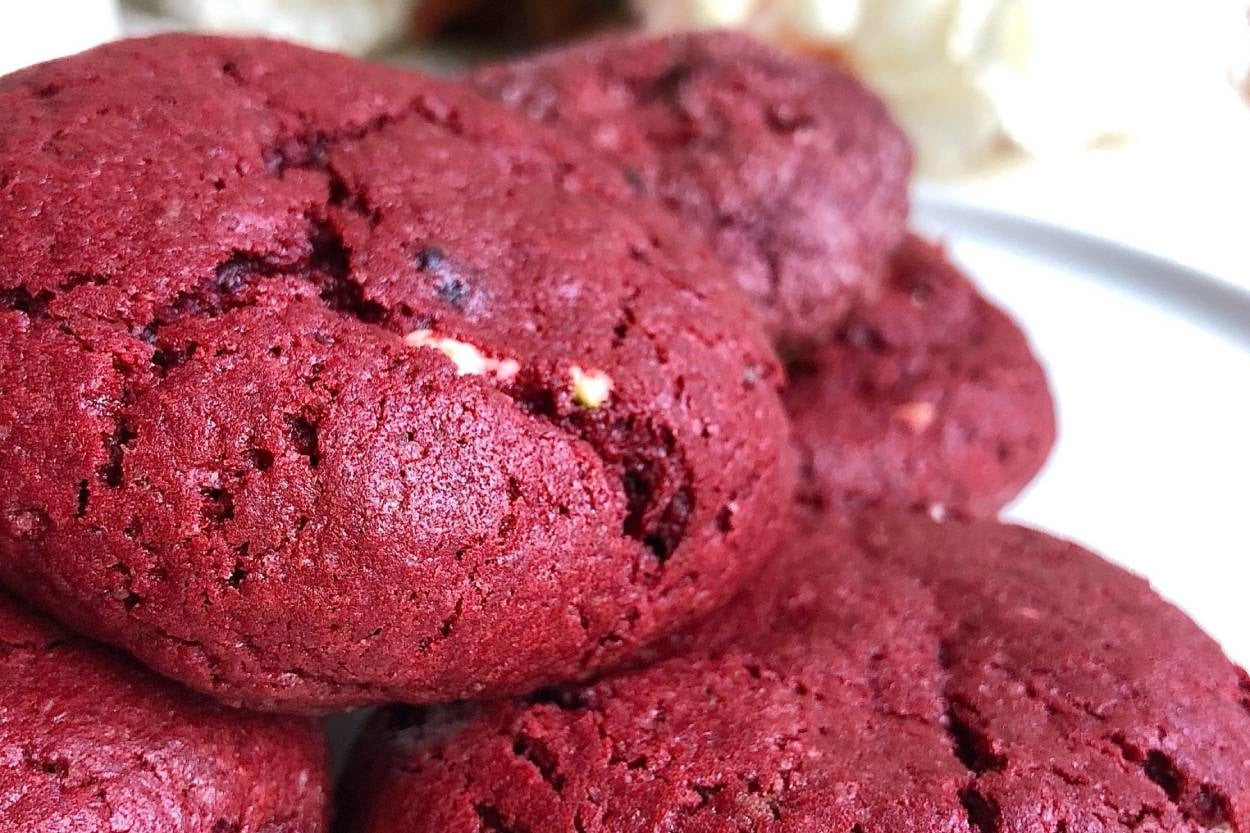 Red Velvet Cookie: Çikolatalı Kırmızı Kadife Kurabiye