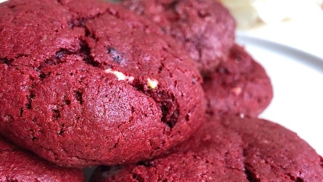 Red Velvet Cookie: Çikolatalı Kırmızı Kadife Kurabiye