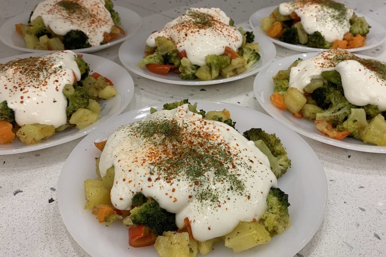 Ana Yemeğe Yancı: Renkli Brokoli Salatası
