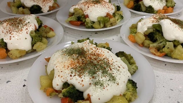 Ana Yemeğe Yancı: Renkli Brokoli Salatası