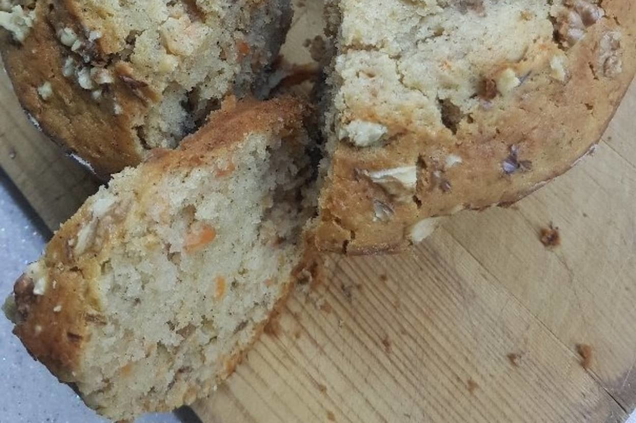 Nemli Dokusuyla: Havuçlu Cevizli Tarçınlı Kek