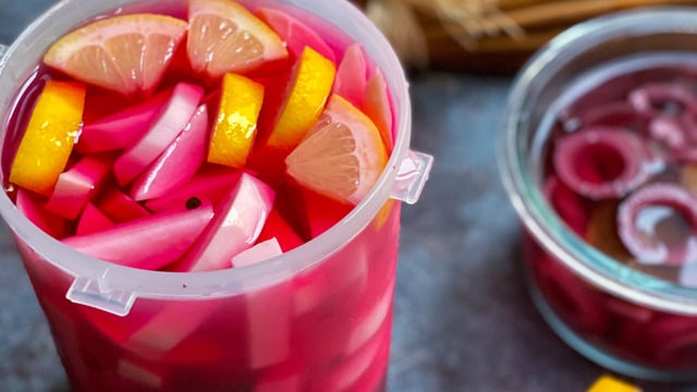 Falafelin En Güzel Yancısı: Hızlı Pembe Turp Turşusu