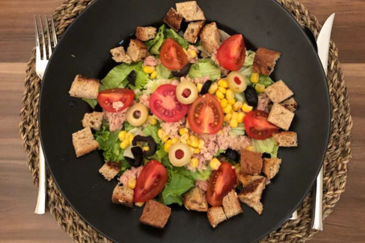 Yeşil Salata Taçlanır: Ton Balıklı Salata